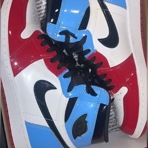 Size 10.5 / Comes with original box

Air Jordan 1 Retro High OG FEARLESS